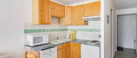 Een koelkast, een microgolfoven, een kookplaat, een vaatwasser