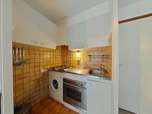 Jääkaappi, mikroaaltouuni, uuni, liesi