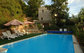 grande piscine à partager entre les 4 gîtes