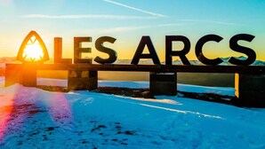 A bridge with the words "ALLES ARCS" in large letters, with a sun setting in the background. - Ski-in studio, 4 pax, pets allowed - Les Arcs 1800 (Les Arcs 1800)