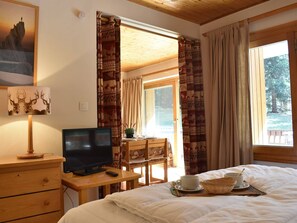 Room - Cozy Studio for 4 in Méribel – Ski Nearby, Fireplace, Modern Amenities (Méribel)