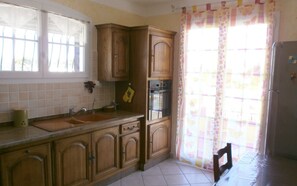 Microwave, oven, dishwasher, coffee/tea maker