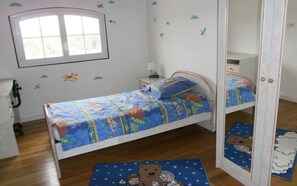 4 habitaciones, tabla de planchar con plancha y ropa de cama 