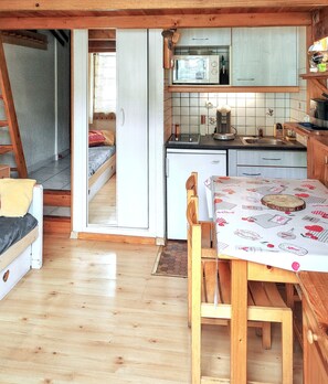 Kühlschrank, Mikrowelle, Ofen, Herdplatte