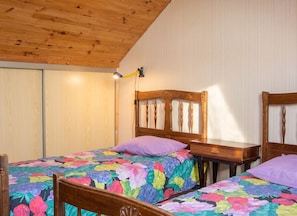2 bedrooms, iron/ironing board, cots/infant beds, travel cot