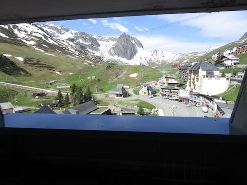 Cozy Studio for 5 in La Mongie - West-Facing Balcony, Ski-In/Ski-Out, Near Shops