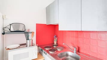 Frigorifero, microonde, piano cottura, macchina per tè/caffè