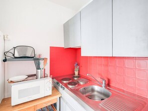 Frigorifero, microonde, piano cottura, macchina per tè/caffè