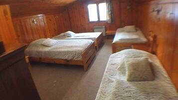 4 bedrooms, iron/ironing board, travel cot, free WiFi