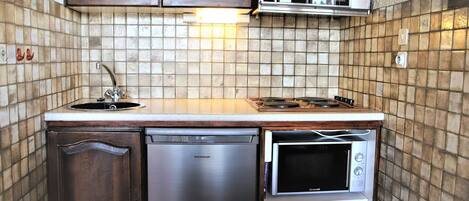 Fridge, microwave, oven, coffee/tea maker