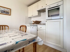Microwave, oven, dishwasher - 2-bedroom apartment near sea and center, includes parking (Cucq-Stella Plage)