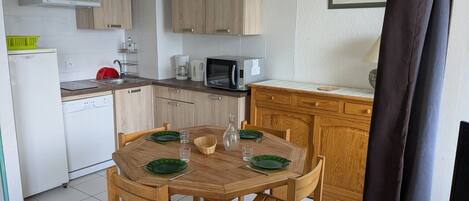 Kühlschrank, Ofen, Geschirrspüler, Kochgeschirr/Geschirr/Besteck