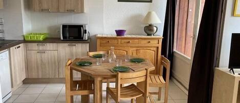 Kühlschrank, Ofen, Geschirrspüler, Kochgeschirr/Geschirr/Besteck