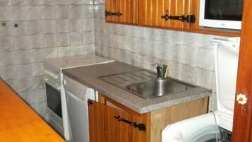 Refrigerador, horno, lavavajillas y utensilios de cocina