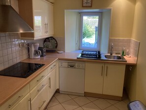 Een koelkast, een microgolfoven, een vaatwasser