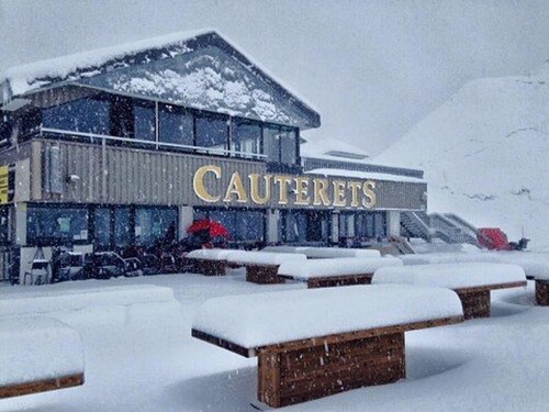 2-Bedroom Apartment in Cauterets, near spa, cable car, WiFi, parking