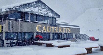 2-Bedroom Apartment in Cauterets, near spa, cable car, WiFi, parking