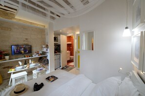 1 chambre, coffre-fort, fer et planche à repasser
