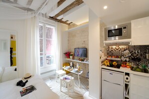 1 dormitori, planxa i posts de planxar, Internet i roba de llit