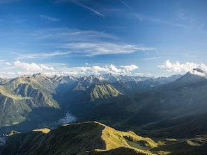 Een bergachtig landschap met een heldere lucht.