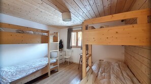 5 bedrooms, iron/ironing board, free WiFi