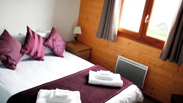 2 bedrooms, iron/ironing board, internet