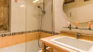 Baignoire, séchoir à cheveux, serviettes fournies