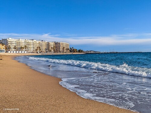 Beachfront 2-Room Apartment with Terrace in Fréjus, Sleeps 4