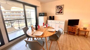 Dining - Beachfront 2-Room Apartment with Terrace in Fréjus, Sleeps 4 (Fréjus)