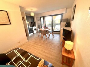 Interior - Beachfront 2-Room Apartment with Terrace in Fréjus, Sleeps 4 (Fréjus)