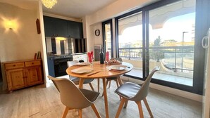 Dining - Beachfront 2-Room Apartment with Terrace in Fréjus, Sleeps 4 (Fréjus)