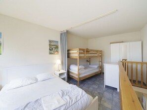 A room with a bunk bed, a single bed, a desk, and a wardrobe. - Mezzanine Apartment for 4, Gourette View (Gourette)