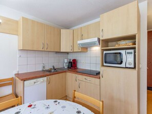 Refrigerador, microondas, parrilla de estufa y lavavajillas 