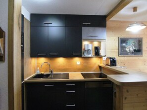 Micro-ondes, plaque de cuisson, lave-vaisselle, cafetière/bouilloire