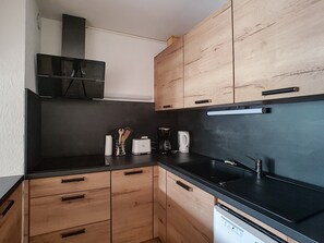 Een koelkast, een magnetron, een oven, een vaatwasser