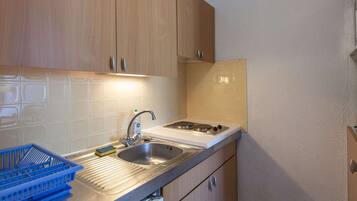 Frigorífico, microondas, placa de cocina y cafetera o tetera