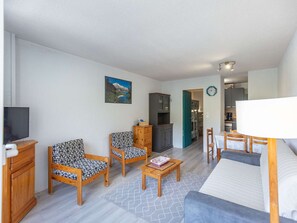 A living room with a sofa, two patterned armchairs, a coffee table, a television, and a cabinet. - Studio cabin for 5 with balcony in La Mongie - Pets allowed (La Mongie)