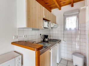 Kylskåp, mikrovågsugn, ugn och spishäll