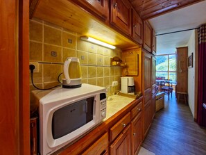 Coffee/tea maker, fridge, microwave, oven