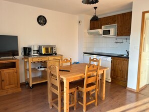Fridge, microwave, dishwasher, coffee/tea maker