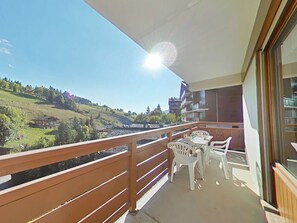 Outdoor dining - 3-room apt, sleeps 6, near shops and slopes, parking included, pets allowed (Le Grand-Bornand)