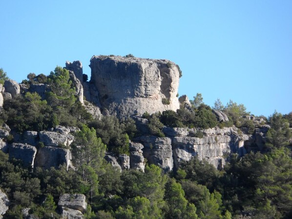 Un acantilado rocoso con una formación rocosa destacada en la cima.