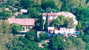 A large house with a red-tiled roof, surrounded by dense greenery and trees. - Vigne Féré BELGENTIER - BELGENTIER (BELGENTIER)