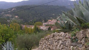 A rural village with stone walls, traditional buildings, and a mountainous backdrop. - Vigne Féré BELGENTIER - BELGENTIER (BELGENTIER)