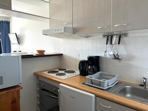 Kahvin-/teenkeitin, jääkaappi, mikroaaltouuni, uuni