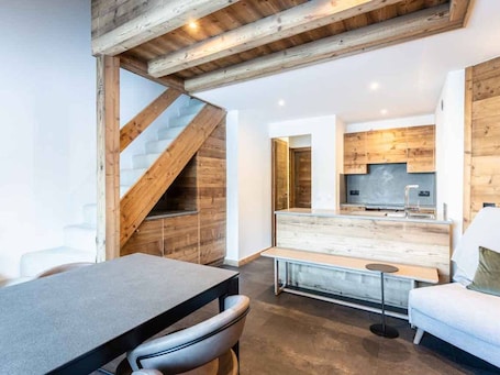 Interior. Renovated 5-room duplex, Crève-Coeur, 8 guests, pets welcome