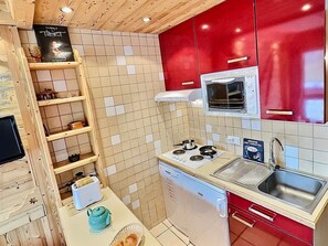 Fridge, dishwasher, coffee/tea maker, toaster