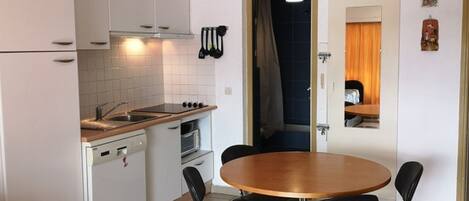 Frigorífico, microondas, placa de cocina y lavavajillas