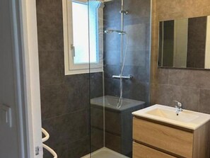 Bathroom - Cozy Cottage in Regional Park, Near D-Day Beach, Sleeps 4. (Liesville-sur-Douve)