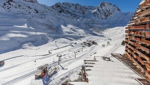 A snow-covered mountain landscape with a ski lift and a modern building with balconies. - Studio 4 ppl, south balcony, dishwasher, pets allowed (La Mongie)